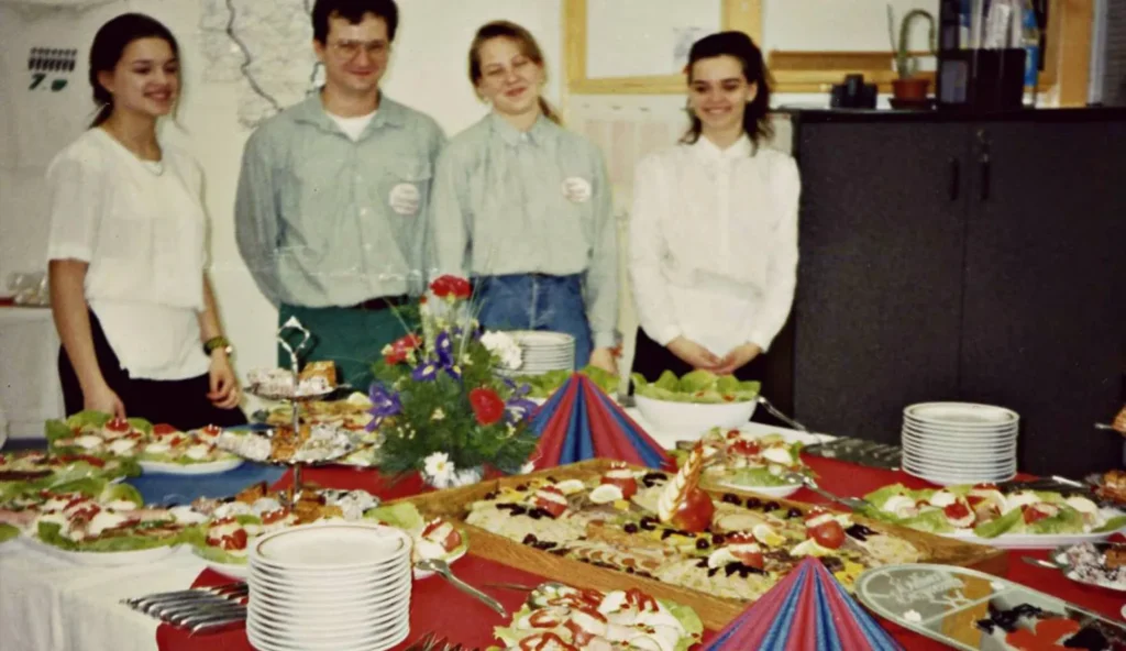 Terített asztal a méteresben 1985-ben