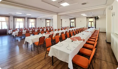 Rendezvényterem terített asztalokkal